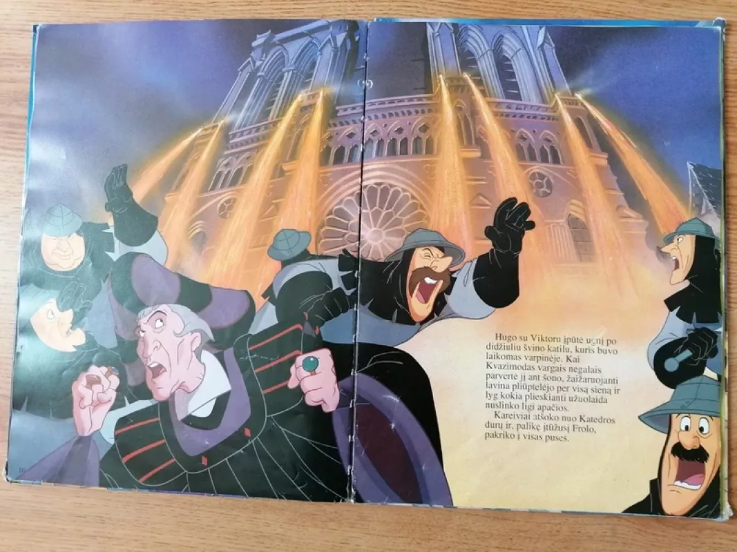 Paryžiaus Katedros Kuprius - Walt Disney, knyga 5