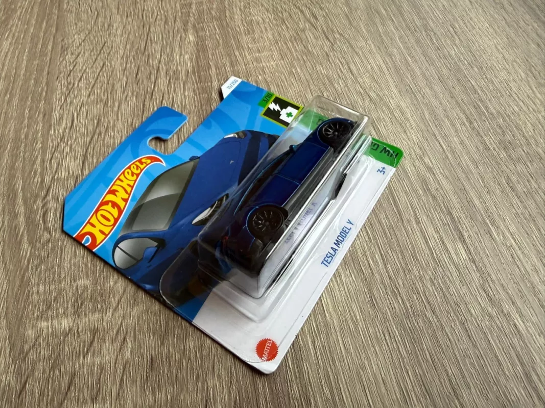 Tesla Model Y Hot Wheels - , namai ir interjeras 3