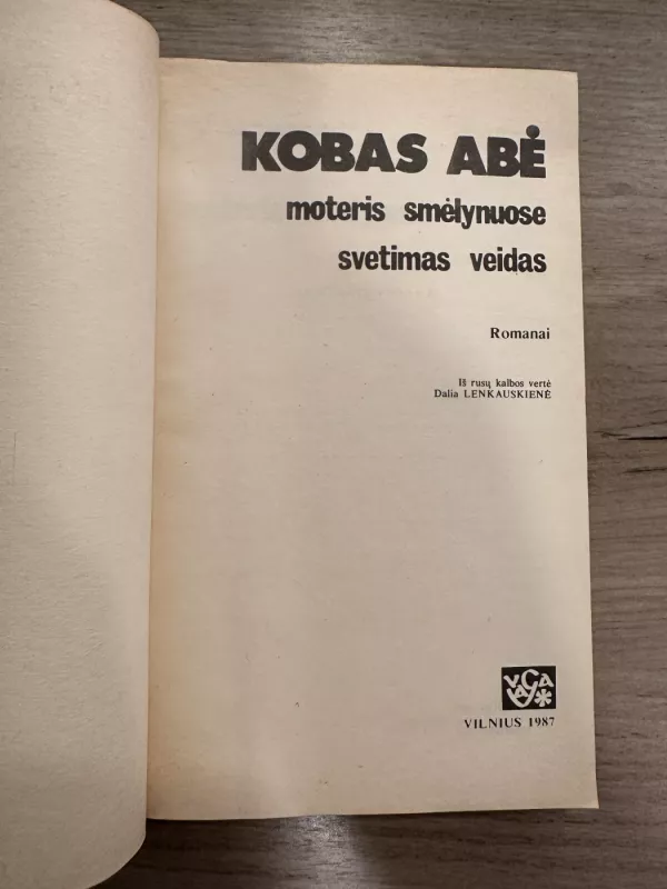 Moteris smėlynuose. Svetimas veidas - Kobas Abė, knyga 3