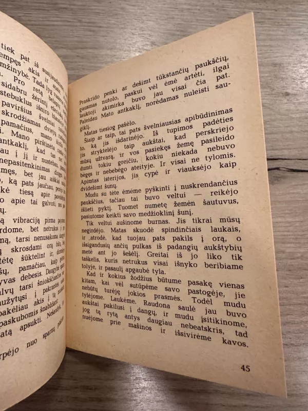 Šuo kuris nenorėjo būti šunimi - Farlis Movetas, knyga 4