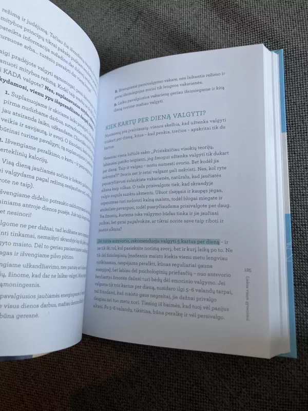 LIEKNA VISAM GYVENIMUI: lengvas gidas, kaip sverti mažiau, gyventi ir jaustis geriau. 10 žingsnių, padėsiančių sveiką mitybą ir gyvenimo būdą paversti kasdieniu įpročiu - Kurpienė Vaida, knyga 4