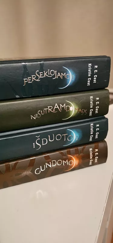 Išduota, Gundomoji, Nesutramdomoji, Persekiojamoji - P.C. Cast ir Kristin Cast, knyga 5