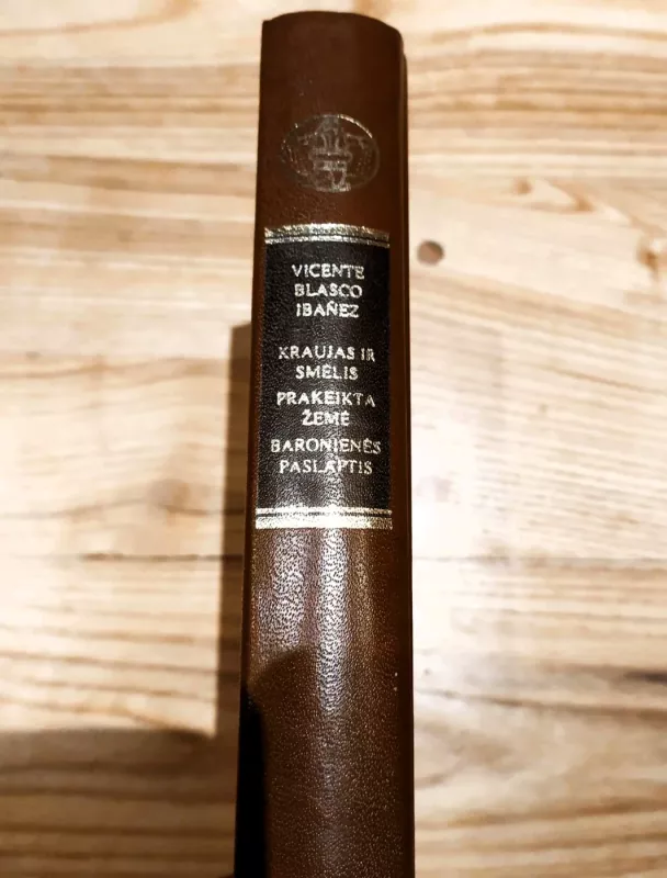 Kraujas ir smėlis. Prakeikta žemė. Baronienės paslaptis - Autorių Kolektyvas, knyga 3