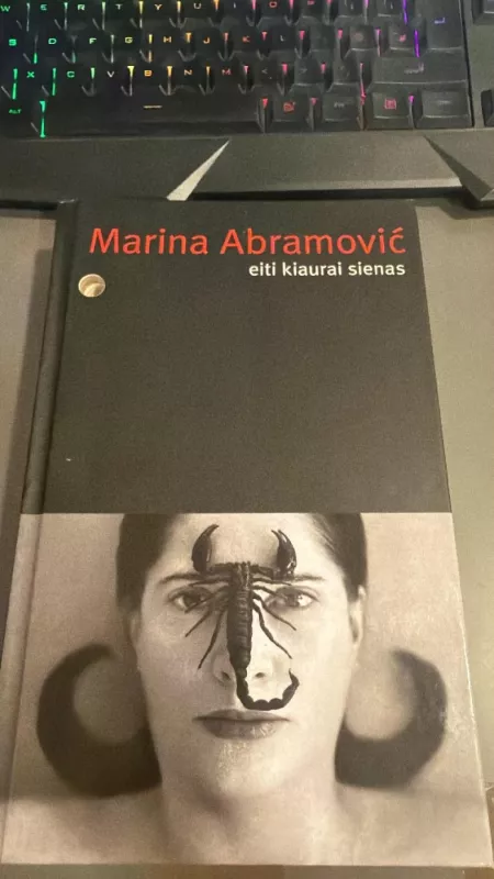 Eiti kiaurai sienas - Marina Abramovic, knyga 2