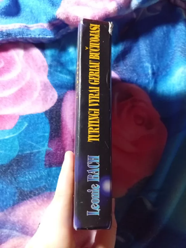 Turtingi vyrai geriau bučiuojasi - Leonie Bach, knyga 3